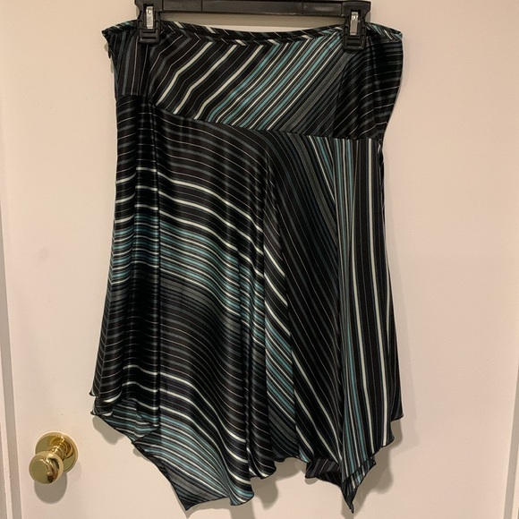 Kenneth Cole Reaction teal/black/white silk midi handkerchief skirt. Sz 6. NWOT - Picture 2 of 7